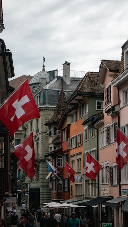 Schweizerfahnen an mehreren Standorten stimmig einsetzen